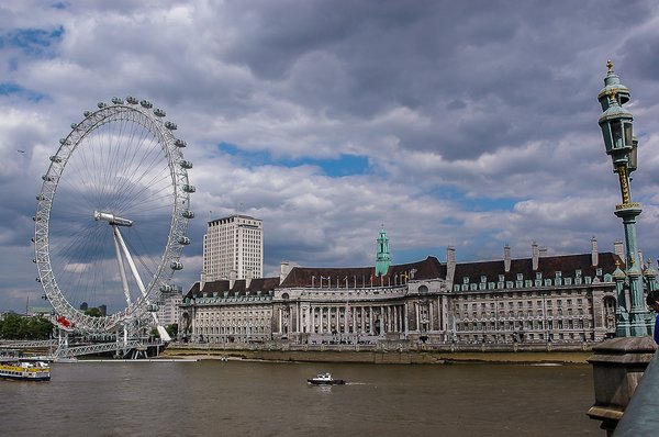 The London Eye with Aquarium in the neighbouring building. Credit to JordanHoliday