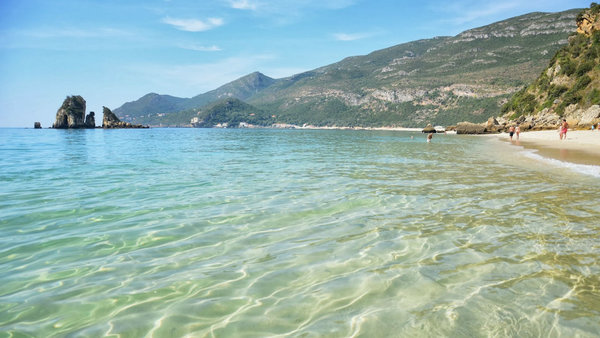 Photo credits: http://www.portugaldenorteasul.pt/173/praia-do-portinho-da-arrabida-e-creiro