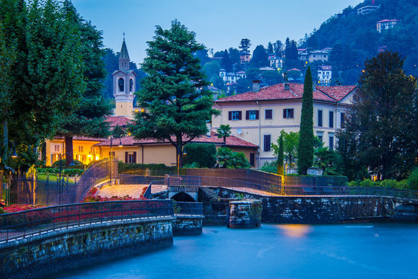 Romantic promenade in Como
